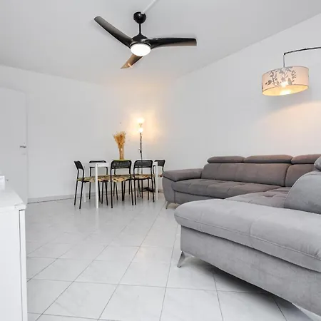 Apartamento 1 Bedroom Stunning In *